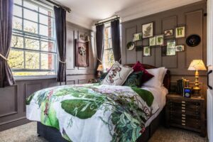 best-hotel-pub-restaurant-surrey-weybridge-sunday-roast-lunch-dinner-family-dog-friendly-bedrooms-london-m25-parking-business-break-getaway-christmas-meeting-party-event-venue-wedding-garden-area-fire-cosy-trendy-boutique-ale-cocktails-drinks-beer-garden-brunch-high-street-train